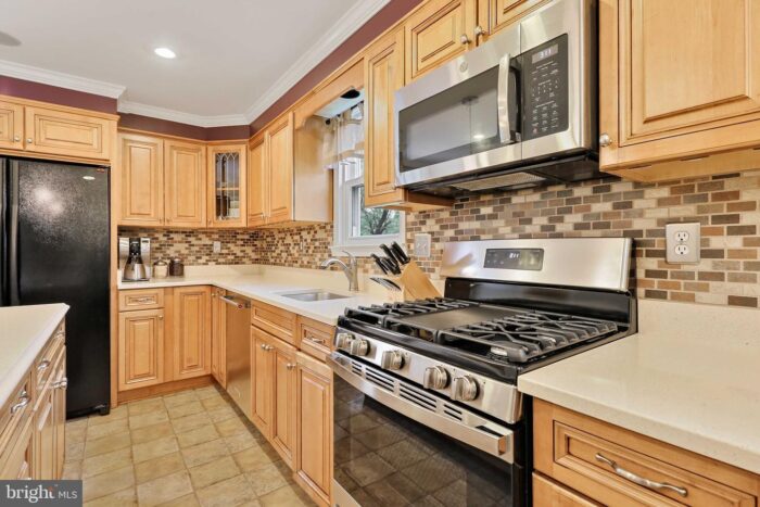 3338 Texas Ave, kitchen appliances with built-in microwave
